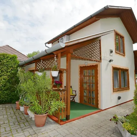 Viragoskert Apartment *