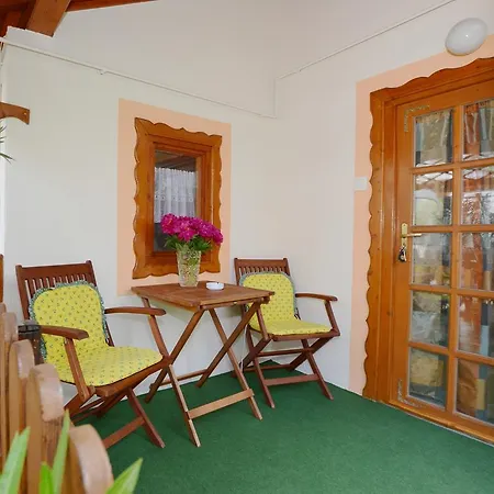 Viragoskert Apartment *