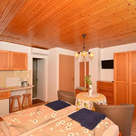 Viragoskert Apartment *