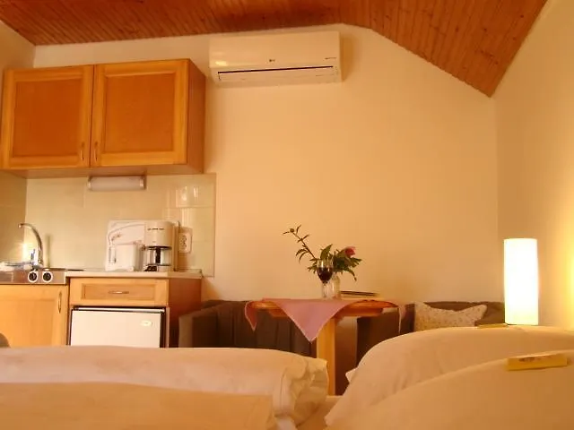 Viragoskert Apartment *