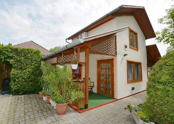 Viragoskert Apartment *